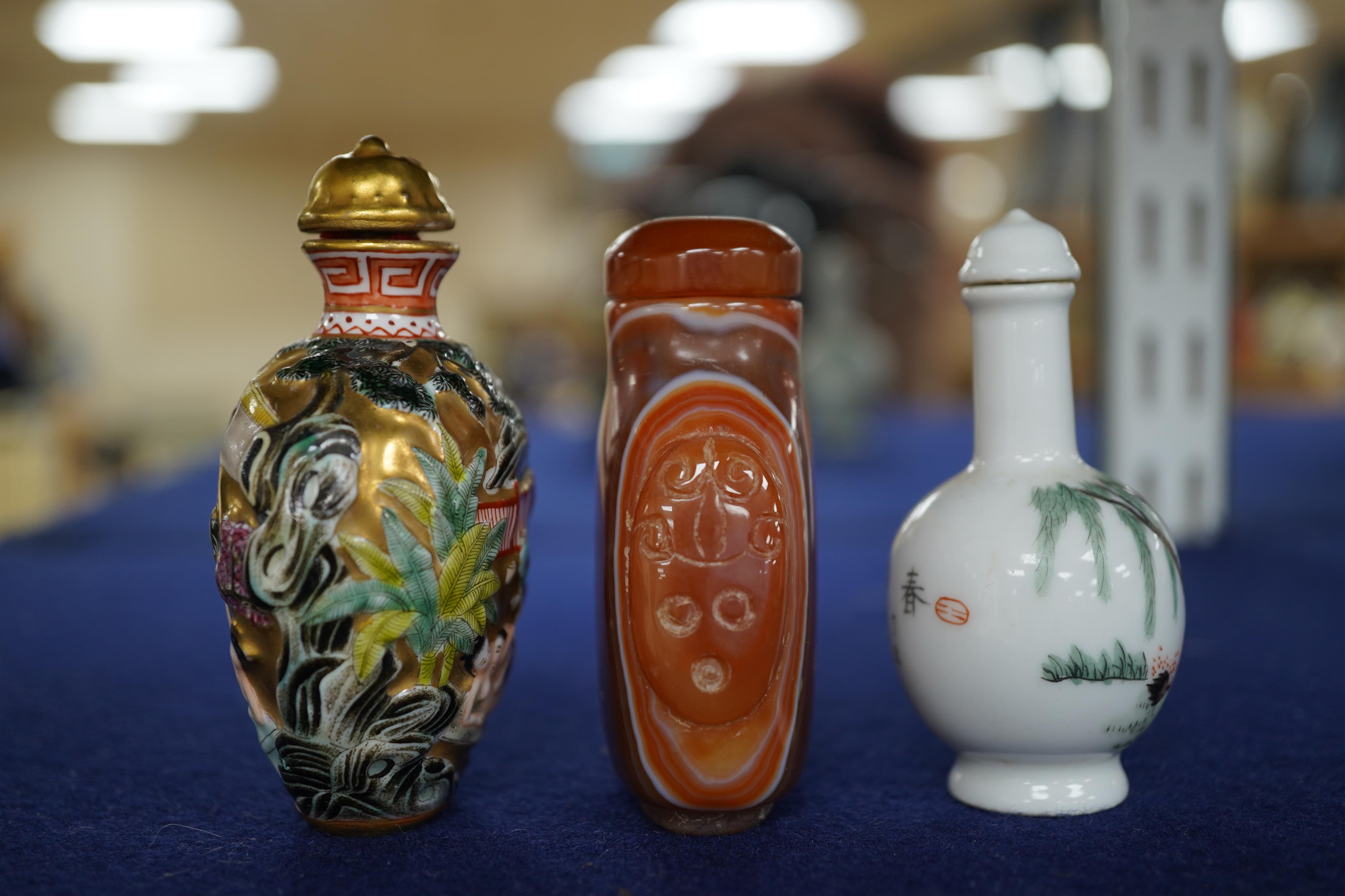 A Chinese erotic subject snuff bottle, a famille rose snuff bottle and a chalcedony snuff bottle (3), tallest 8cm